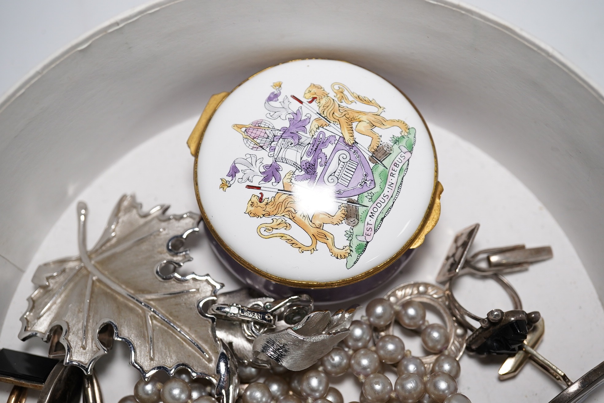Assorted mainly costume jewellery, including paste set brooch, filigree brooches and a pair of 925 and paua shell cufflinks. Condition - poor to fair